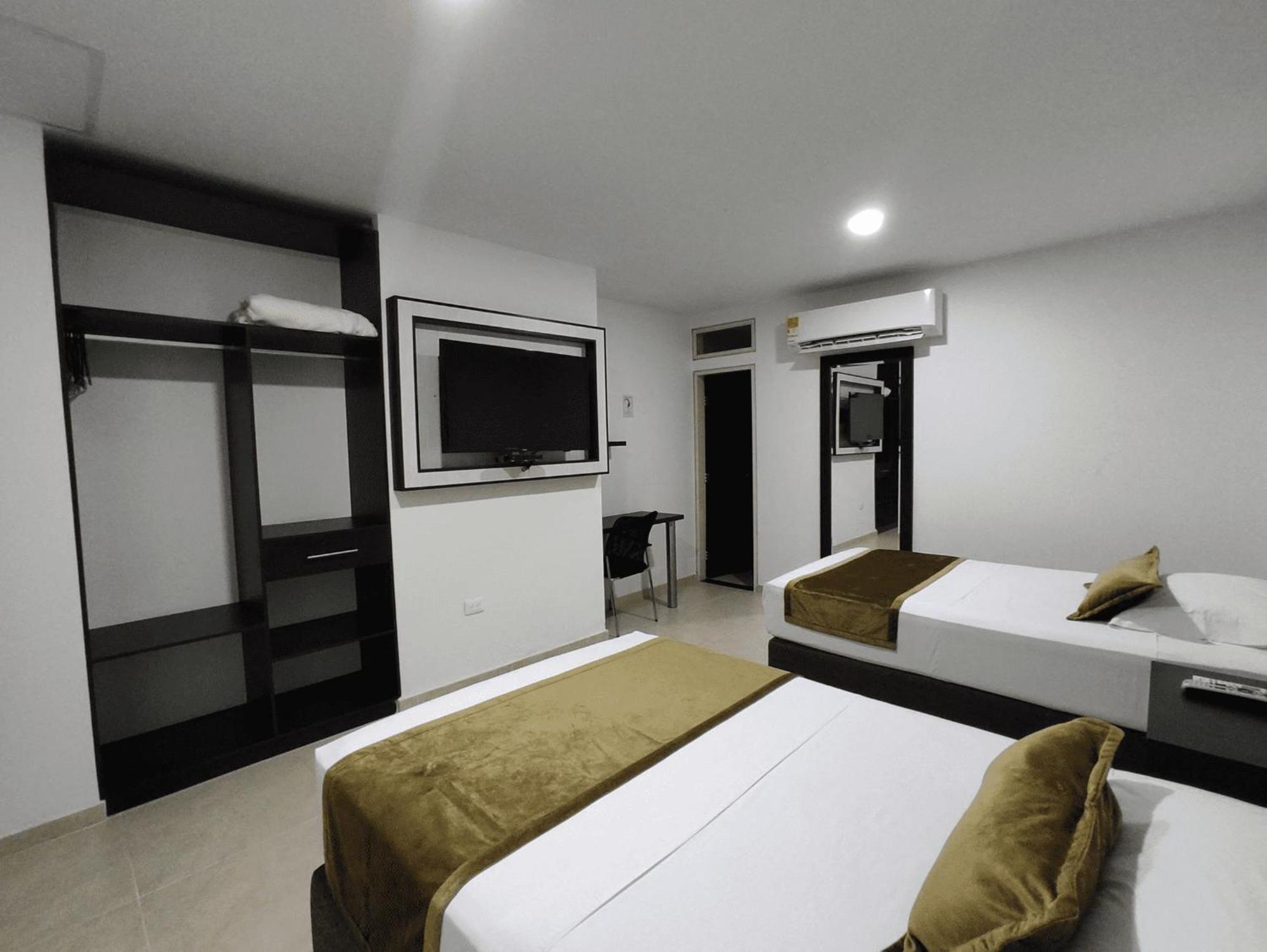 Andinos Plaza Florencia Hotel 4*